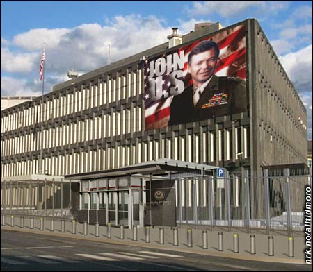 Det omstridte banneret på fasaden til USAs ambassade i Drammensveien.