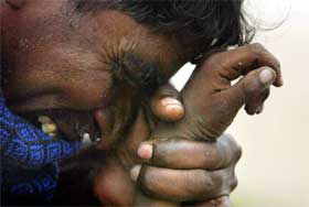 INDIA: En indisk mann viser sorgen sin etter at han mistet sønnen sin i tsunamien. (Foto: REUTERS/Arko Datta)