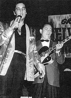 Hank Garland opptrer sammen med Elvis Presley under en turne for å promotere filmen "Blue Hawaii". Foto: Garland-familien / Scanpix.