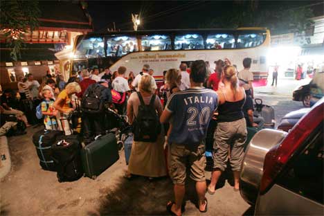 EVAKUERES: Star Tour har har bestemt at alle gjestene deres skal evakueres i hele sør-Thailand. Her reiser første busslast fra Orchid Resort. (Foto: Ørn E. Borgen/Scanpix)