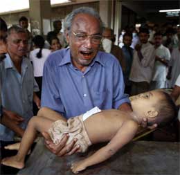 En mann i byen Galle i Sri Lanka sørger over sin døde sønn. (Foto: AP/Scanpix)