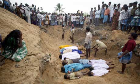 Ofre, de fleste er barn, gravlegges i den indiske byen Cuddalore. (Foto: Reuters/Scanpix)