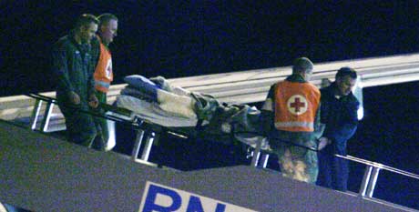 Et ambulansefly med 35 skadde nordmenn og svensker landet på Gardermoen fredag morgen. Flyet - en Boeing 737 innleid av Forsvaret - kom fra Phuket via Dubai med ofre for flodbølgekatastrofen i Phuket-området. (Foto: Jon Eeg /SCANPIX)