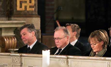 Statsminister Göran Persson hans kone Anitra og Riksdagens talmann Björn Von Sydo under minnegudtstjenesten i Storkyrkan i Stockholm 30. desember. (Foto: AFP/Scanpix)