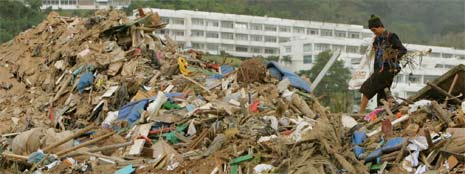 Phuket, 1. januar 2005. En mann leter etter sine eiendeler i kaoset etter flodbølgekatastrofen. (Foto: Reuters/Scanpix) Phuket, 1. januar 2005. En mann leter etter sine eiendeler i kaoset etter flodbølgekatastrofen. (Foto: Reuters/Scanpix)