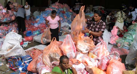 Narmere 200 frivillige arbeider na med pakking og utsendelse av nodhjelp. Dette er fra FORUTs midlertidige lager i St.Paul Church i sentrum av Colombo. (Foto: B.A.Samantha, FORUT-media)