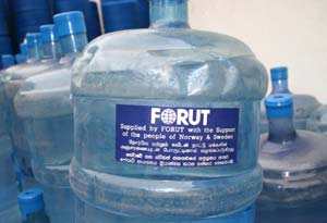 Dette er en av flere tusen vannflasker som i disse dager sendes ut til mennesker i de katastoferammede områdene. (Foto: B.A.Samantha, FORUT-media) 
