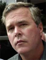 Presidentens bror Jeb Bush er utsatt for hard kritikk. (Scanpix-foto)