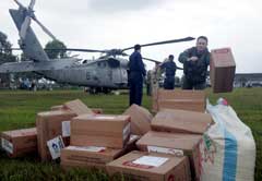 Et amrikansk helikopter deler ut nødhjelp ved Banda Aceh. (Foto: AP / Scanpix)