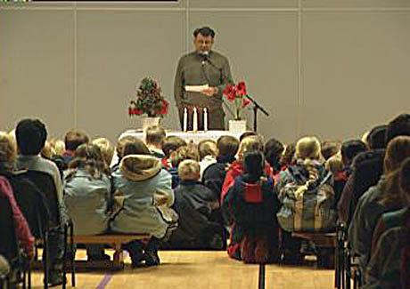 Rektor Helge Torsøe holdt en minnestund ved Solberg skole i Nedre Eiker. Foto: Harald Inderhaug, NRK.