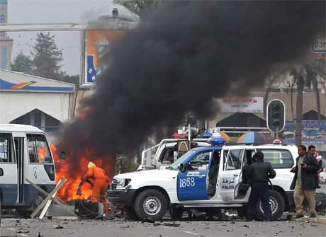 Selvmordsbomberen kolliderte med en politibil (Scanpix/Reuters)