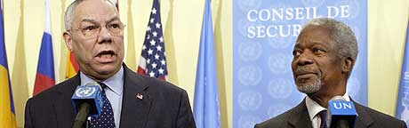 ENORM GIVERGLEDE: På én uke har FN mottatt 1,5 milliarder dollar. På bildet deltar FNs generalsekretær Kofi Annan på en pressekonferanse med USAs utenriksminister Colin Powell nyttårsaften. (Foto: Stan Honda/AFP)