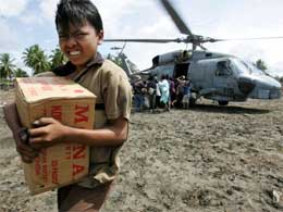 Amerikanske militærhelikoptre deltar i utdelingen av nødhjelp i Indonesia. (Foto: Reuters/Scanpix)
