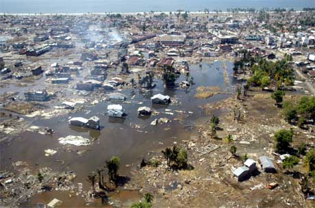 Byen Meulaboh i Aceh ligger i ruiner. Situasjonen i byen er vanskelig å fatte, sier Jan Egeland. (Foto: AP/Scanpix)