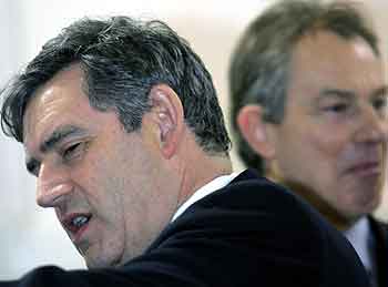Finansminister Gordon Brown har handlet mens statsminister Tony Blair har feriert. Foto: Toby Melville, AFP