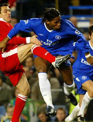 Didier Drogba lot seg ikke stoppe i tirsdagens kamp. (Foto: AFP / SCANPIX) Didier Drogba lot seg ikke stoppe i tirsdagens kamp. (Foto: AFP / SCANPIX)