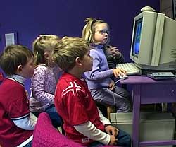 10 minutter hver. Barna i Gjettum barnehage rundt PC-skjermen.