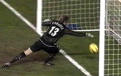 Manchester United-keeper Roy Carroll kløner ballen over mållinjen (Foto: Scanpix)