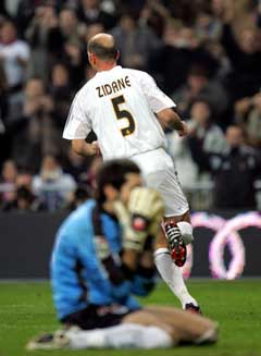 Zinedine Zidane blir bare å se i Real Madrid-drakten også i fremtiden. (Foto: AP/Scanpix) 