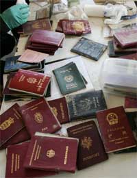 Politiet i Thailand gjennomgår pass funnet i Phi Phi - de fleste fra utenlandske turister (Scanpix/Reuters) Politiet i Thailand gjennomgår pass funnet i Phi Phi - de fleste fra utenlandske turister (Scanpix/Reuters)