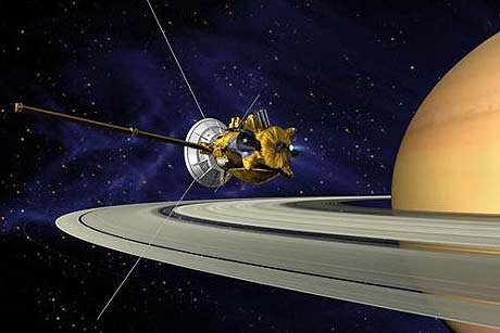 Cassini på vei rundt Saturn (Foto: JPL)