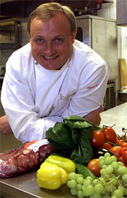 Bent Stiansen, mesterkokk og innehaver av gourmetrestauranten Statholdergaarden. Foto: Scanpix. Bent Stiansen, mesterkokk og innehaver av gourmetrestauranten Statholdergaarden. Foto: Scanpix.