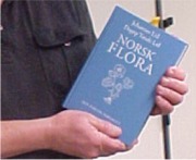 Dette er inneværende utgave av Norsk Flora. Når bildet ble tatt , var 7. utgave ennå ikke kommet fra trykkeriet. Dette er inneværende utgave av Norsk Flora. Når bildet ble tatt , var 7. utgave ennå ikke kommet fra trykkeriet.