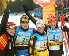 Tysklands vinnerlag med Uschi Disl, Katrin Apel, Andrea Henkel og Kati Wilhelm jubler over seieren i Oberhof. (Foto: AP/Scanpix)