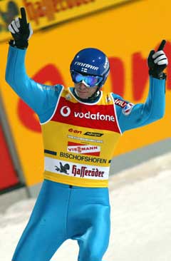 Janne Ahonen vant hoppuka sammenlagt for tredje gang. (Foto: AFP/Scanpix)