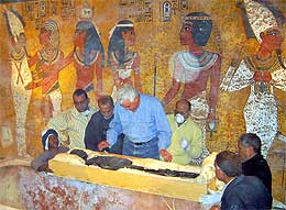 Forskere undersøker den 3300 år gamle mumien. Senere skal de prøve å finne ut hvorfor Tut-Ankh-Amon døde (Scanpix/AP)