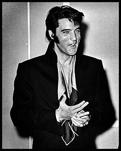 Stort Comeback: Elvis Presley i 1969 på International Hotel i Las Vegas, der han gjorde sin første offentlige sceneopptreden på nær ni år. Foto: AP / Scanpix.
