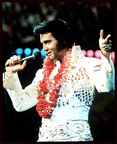 Ville han gjort nytt comeback?- Han ville nok hatt ny jumpsuit og gjort nytt comeback, tror Flaata og Finnigan om hvordan Elvis ville vært i dag. Her under en Hawaii-konsert på 1970-tallet. Foto: Scanpix.