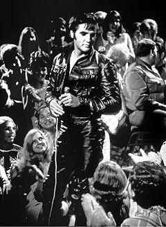 Vanskelig å toppe: - Vanskelig å toppe musikkhistorisk, sier Paal Flaata og R.C. Finnigan om Elvis' comeback i 1968 - i den berømmelige svarte skinndressen, men de tror han ville klart et til hvis han hadde levd. Foto: SCANPIX