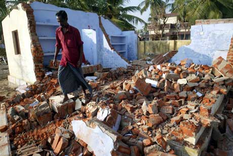 Tsunamien gjorde store ødeleggelser i mange land. En indisk fisker er tilbake til det ødelagte huset sitt. Foto: Reuters/Scanpix.