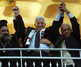 Abbas ble bokstavelig talt nesten løftet fram av sine tilhengere i Bir Nabala (Scanpix/Reuters) 