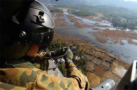 Ein australsk soldat ser utover eit av dei verst ramma områda i Aceh-provinsen. (Foto: Reuters/Scanpix)