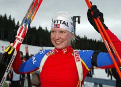 Linda Tjørhom jubler etter seieren i Oberhof. (Foto: Reuters/Scanpix)