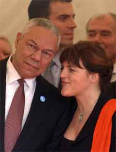 Colin Powell og Hilde Frafjord Johnson underteiekna begge fredsavtalen som vitne. (Foto: AP/Scanpix) Colin Powell og Hilde Frafjord Johnson underteiekna begge fredsavtalen som vitne. (Foto: AP/Scanpix)
