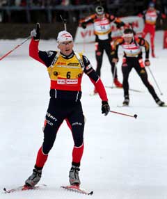 Raphael Poirée jubler i det han krysser målstreken på jaktstarten i Oberhof. (Foto: Reuters/Scanpix)