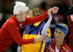 Nybakt norgesrekordholder Maren Haugli gratulerer Anette Bjelkevik med personlig rekord på 5000 meter. (Foto: Reuters/Scanpix)