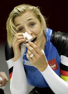 Anni Friesinger feiret EM-gullet med neseblod etter 5000-meteren. (Foto: AP/Scanpix) Anni Friesinger feiret EM-gullet med neseblod etter 5000-meteren. (Foto: AP/Scanpix)
