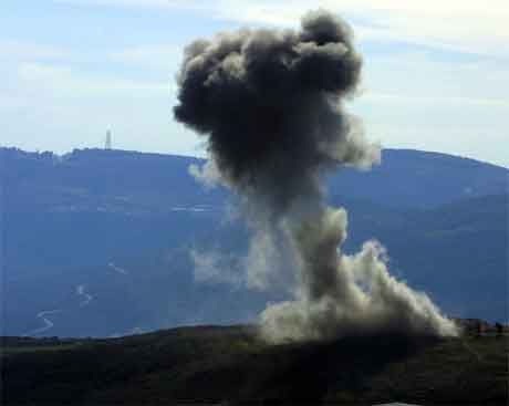 Røyk stig opp frå libanesisk side av grensa, etter at israelske fly bomba mål i området. (Foto: Reuters/Scanpix)