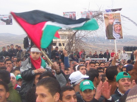 Folket i Bir Nabala jublet da Abu Mazen rundet av valgkampen i deres landsby. Valget er en test på at palestinerne kan velge sine ledere, selv om de lever under en brutal okkupasjon. (Foto: Ana Maria Borge Tveit/NRK)