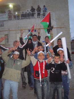 Palestinerne vil med valget vise at de kan skape demokrati til tross for okkupasjonen. Abu Mazen representerer håpet på et bedre liv. (Foto: Ana Maria Borge Tveit/NRK)