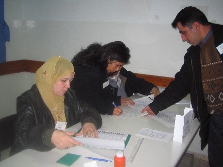 Kontrollen ved valglokalet i flykningeleieren Aza var meget strengt. Alle som stemte måtte være registrert. (Foto: Ana Maria Borge Tveit/NRK)