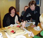 De gode resultatene ble feiret med kake på Minde idag. Foto: Synnøve Bakke/NRK