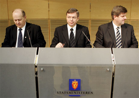 Regjeringspartiene, her representert ved Jan Einar Dørum (V), Kjell Magne Bondevik (KrF) og Ansgar Gabrielsen (H), vil ikke ha godt av renteøkninger frem mot valget. Foto: Scanpix.