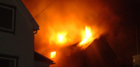 Huset i Nørvågen blei totalskadd i brannen. Foto: John Birger Våge.