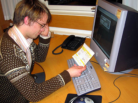 Å betale regninger på Internett kan gi hodebry for de fleste. Illustrasjonsfoto: Per Kristian Johansen, NRK