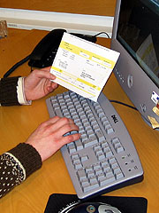 Stadig flere betaler regningene sine over Internett. Foto: Per Kristian Johansen, NRK